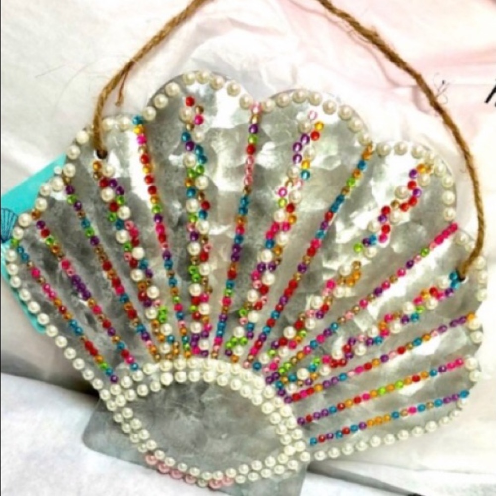 SHELL Wall decor ARTS&CRAFTS handcrafted embellished/bedazzled hanging shell